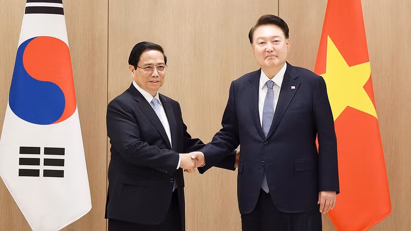 Prime Minister Pham Minh Chinh (L) and Korean President Yoon Suk Yeol (Photo: VNA)