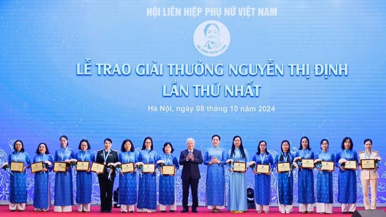 Thirty women’s union officials receive Nguyen Thi Dinh Award 