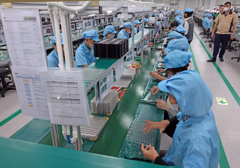 Workers produce electronic components at a factory of the Khvatec Thai Nguyen Co. Ltd, invested by the Republic of Korea, in the Yen Binh Industrial Park in Pho Yen city, Thai Nguyen province. (Photo: VNA)