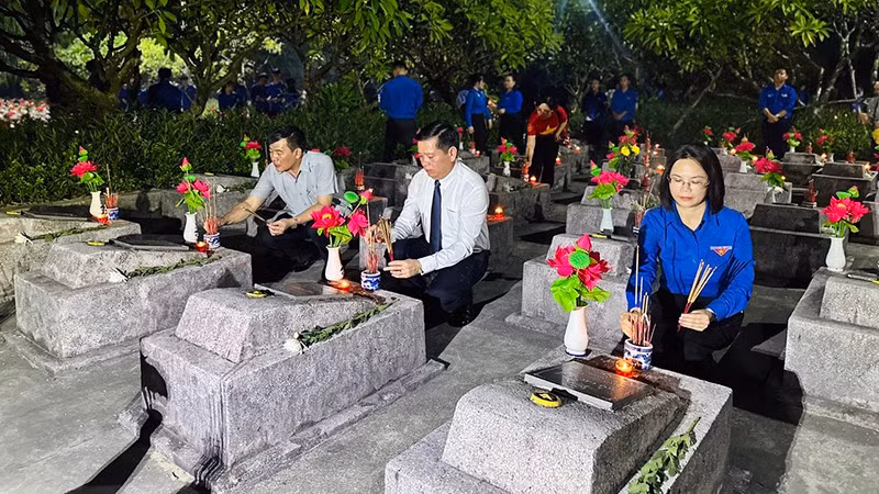 A candle-lighting ceremony was organised at Ba Doc Martyrs Cemetery in Quang Binh Province