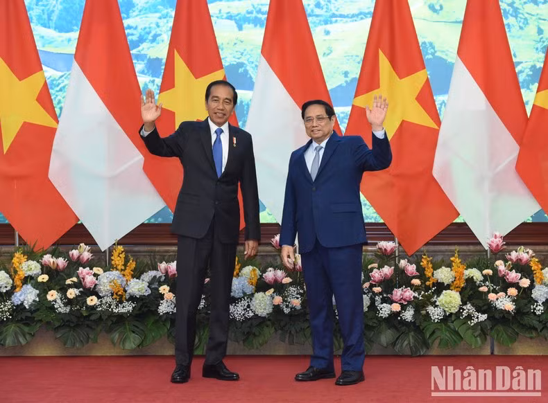 Vietnamese Prime Minister Pham Minh Chinh (R) and Indonesian President Joko Widodo meets in Hanoi on January 12. (Photo: NDO)