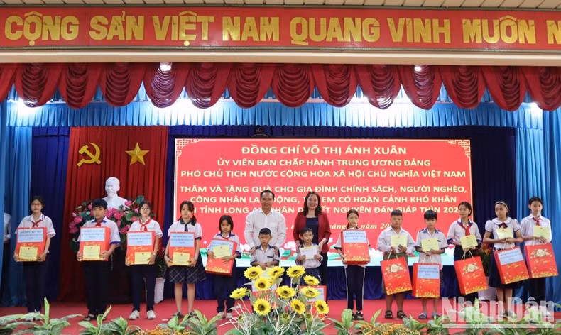 Vice President Vo Thi Anh Xuan presents gifts to the needy in Long An province. (Photo: NDO)