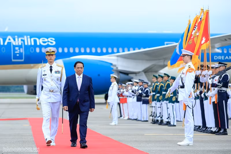 Prime Minister Pham Minh Chinh reviews the guard of honour (Photo: VNA)