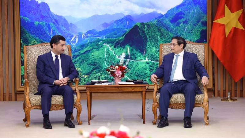 Prime Minister Pham Minh Chinh (R) and Minister of Foreign Affairs of Uzbekistan Bakhtiyor Saidov at the meeting in Hanoi on March 18. (Photo: VNA)