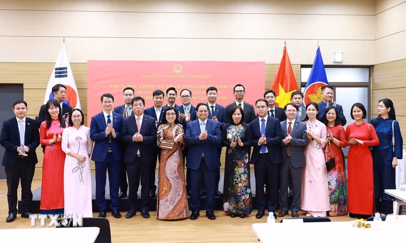 Prime Minister Pham Minh Chinh meets representatives from Vietnam’s embassy and other representative agencies and the Vietnamese community in the Republic of Korea (Photo: VNA)