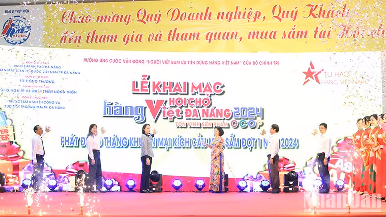 Fair displaying Vietnamese goods opens in Da Nang 