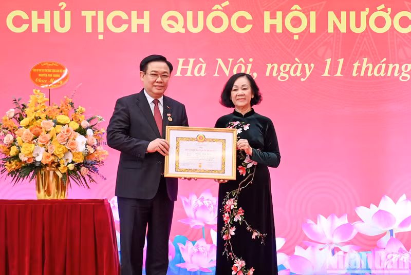 Politburo member, Standing member of the Party Central Committee’s Secretariat and Head of the Party Central Committee’s Organisation Commission Truong Thi Mai presents the 40-year Party membership badge Chairman of the National Assembly Chairman Vuong Dinh Hue (Photo: Duy Linh)
