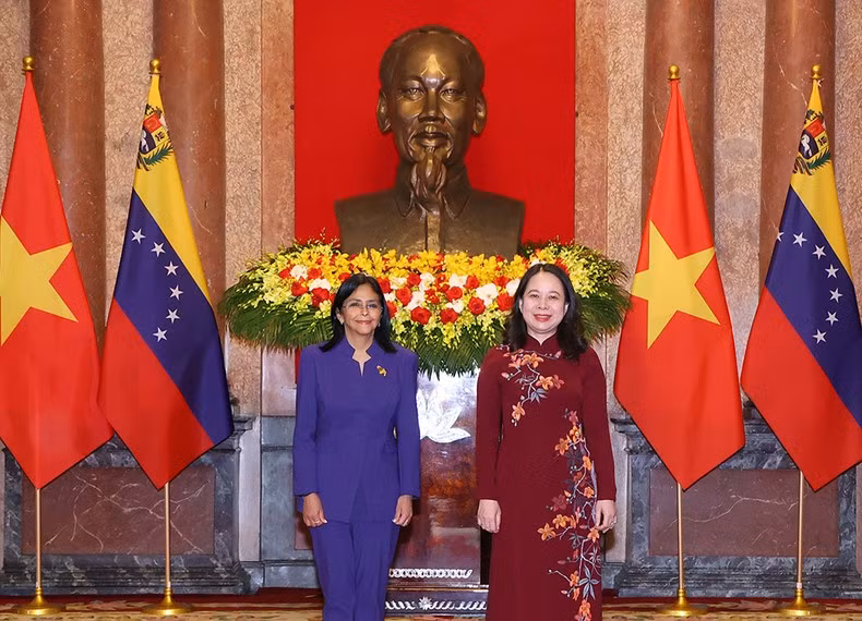 State Vice President Vo Thi Anh Xuan and Executive Vice President of Venezuela Delcy Rodriguez Gomez visit a photo exhibition about Vietnam-Venezuela ties. (Photo: VNA)