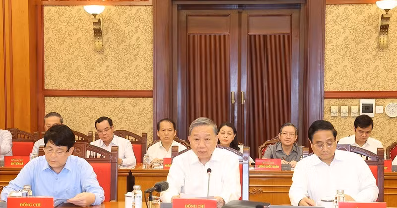 Party General Secretary and State President To Lam (centre) speaks at the meeting of the sub-committee for documents of the 14th National Party Congress on August 27. (Photo: NDO/Dang Khoa)