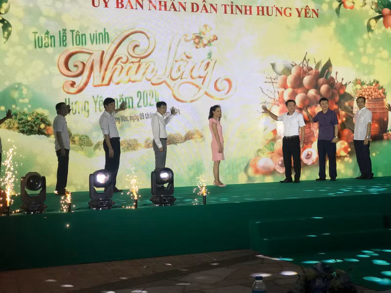 Delegates at the launch of Hung Yen Longan Week 2024 at the Vinhomes Oceanpark 2 Urban Area in Van Giang District, Hung Yen Province. Delegates at the launch of Hung Yen Longan Week 2024 at the Vinhomes Oceanpark 2 Urban Area in Van Giang District, Hung Yen Province.