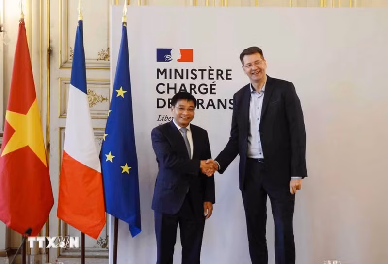 Minister of Transport Nguyen Van Thang (left) and French Minister with responsibility for transport Patrice Vergriete at their meeting that forms part of the Vietnamese delegation's visit to France from April 8 to 10. (Photo: VNA)