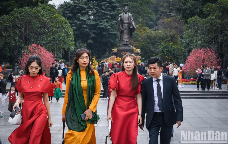 The Ao Dai is the most popular costume selected by people when going to the street during Tet (Lunar New Year).