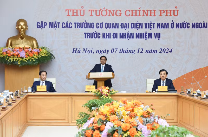 Prime Minister Pham Minh Chinh on December 7 meets with ambassadors and heads of Vietnam's representative offices abroad before they take on their new assignments. (Photo: NDO)