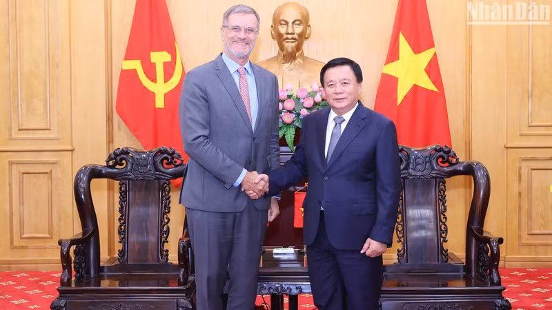 HCMA President Nguyen Xuan Thang (R) and French Ambassador Olivier Brochet at the meeting.