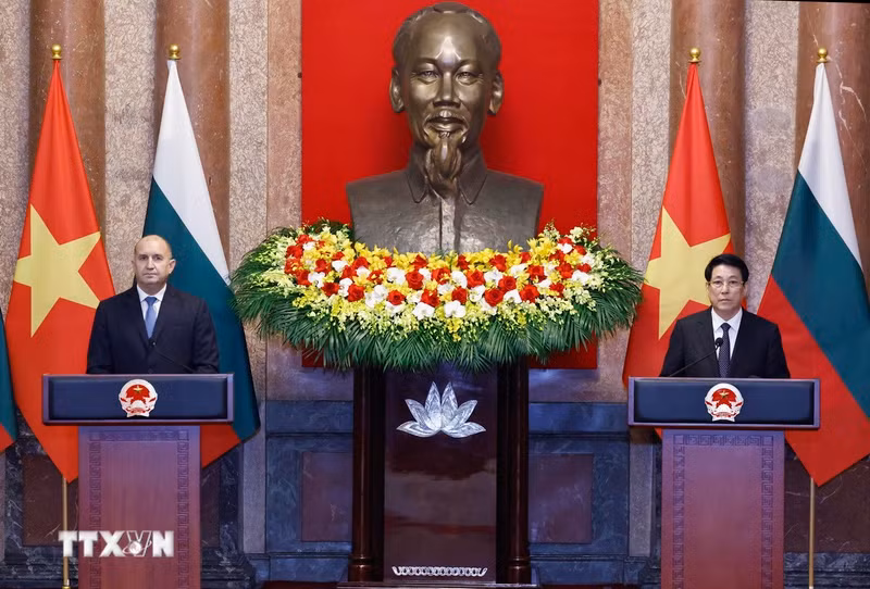 President Luong Cuong and his Bulgarian counterpart Rumen Radev co-chair a press conference following their talks in Hanoi on November 25. (Photo: VNA)