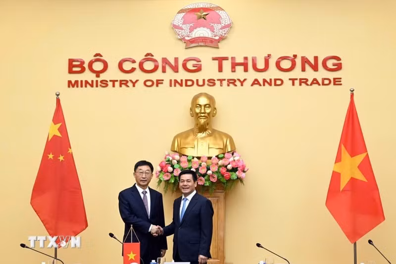 Minister of Industry and Trade Nguyen Hong Dien (R) and Liu Ning, visiting member of the Communist Party of China (CPC) Central Committee and Secretary of the CPC Committee of China’s Guangxi Zhuang Autonomous Region at their talks on August 30 (Photo: VNA)