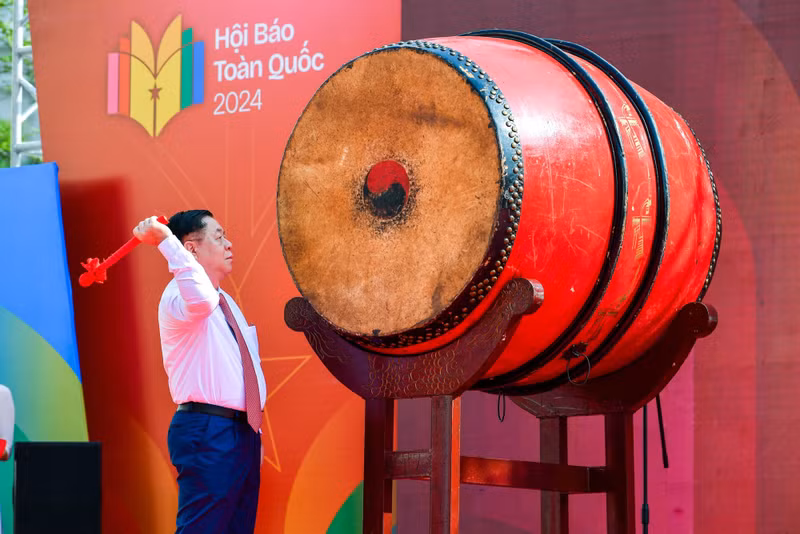 PCC Secretary and Head of the PCC’s Commission for Communication and Education Nguyen Trong Nghia beating the drum to kick off the 2024 National Press Festival
