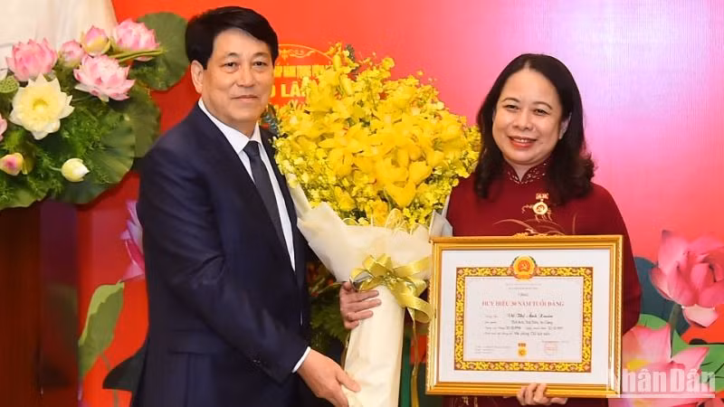 State President Luong Cuong present a 30-year Party membership badge to Vice President Vo Thi Anh Xuan (Photo: NDO)