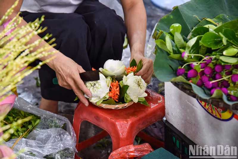 A floral tray often includes lotuses, areca flowers, and yang-ylang. It is priced from 200,000 VND to 300,000 VND each.