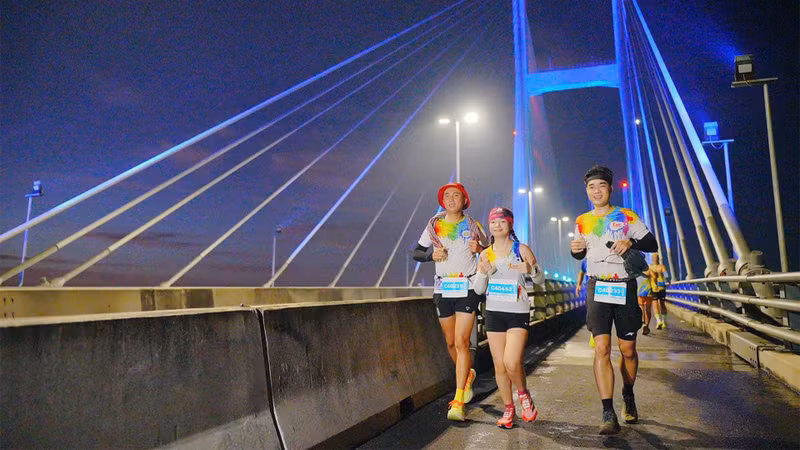 Runners conquer Cao Lanh Bridge. Runners conquer Cao Lanh Bridge.