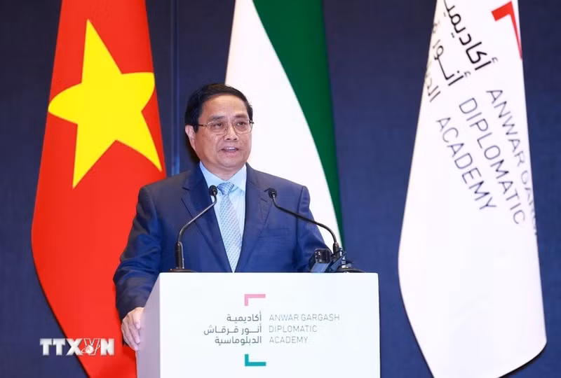 Vietnamese Prime Minister Pham Minh Chinh delivers a policy speech at the Anwar Gargash Diplomatic Academy. (Photo: VNA)