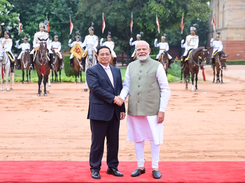 Prime Minister Pham Minh Chinh and his Indian counterpart Narendra Modi at the welcome ceremony