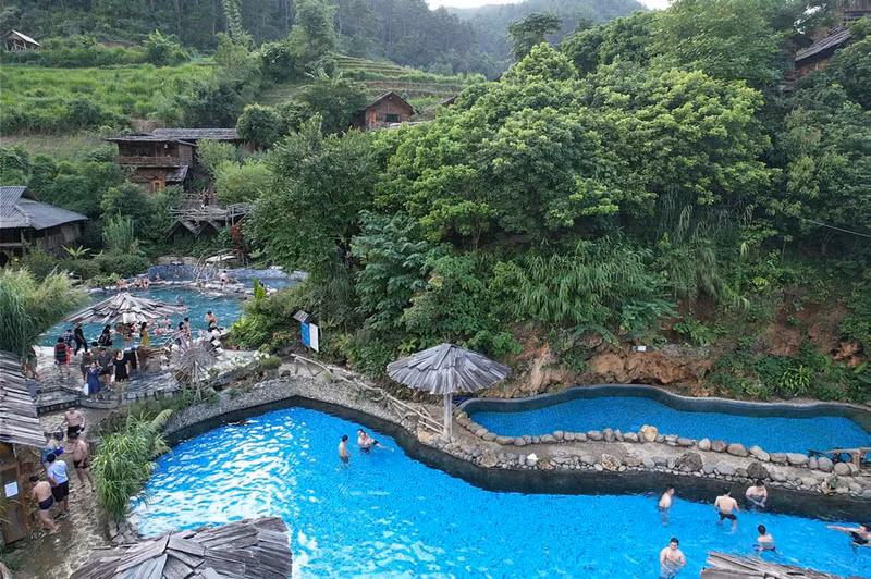 The hot spring pool system covers over 600 square meters wide, including pools with average temperatures ranging between 38 and 42 degrees Celsius (Photo: Cuong Hai)