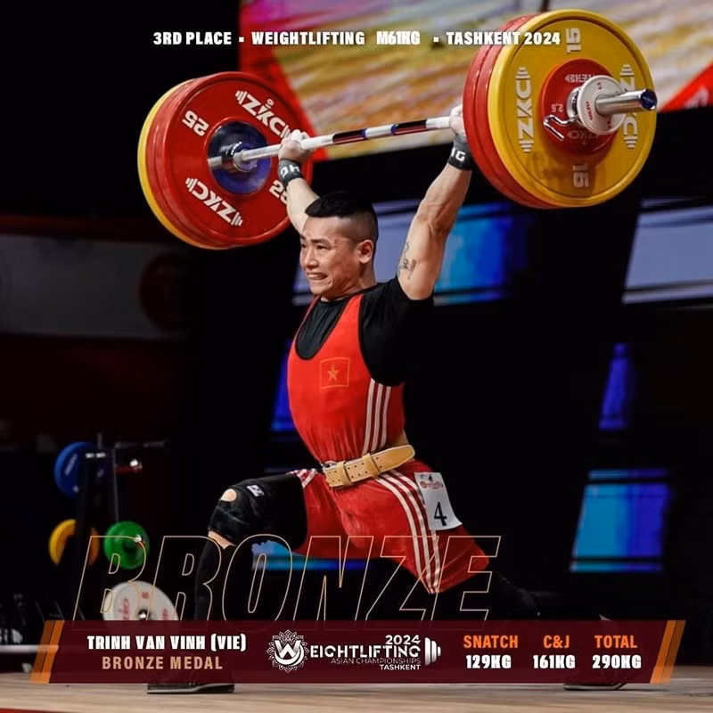 Weightlifter Trinh Van Vinh of Vietnam wins a bronze in the men's 61kg category at the 2024 Asian Weightlifting Championship. (Photo: hanoimoi.vn) 