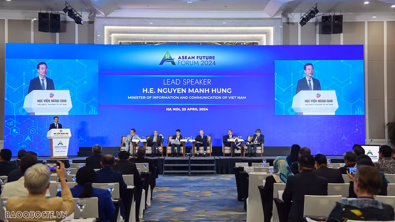 Vietnamese Minister of Information and Communications Nguyen Manh Hung speaks at the event (Photo: VNA)