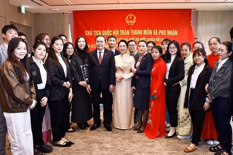 National Assembly Chairman Tran Thanh Man, his pouse and representatives of the Vietnamese community in Kyushu, Okinawa and south-central region of Japan. (Photo: VNA)