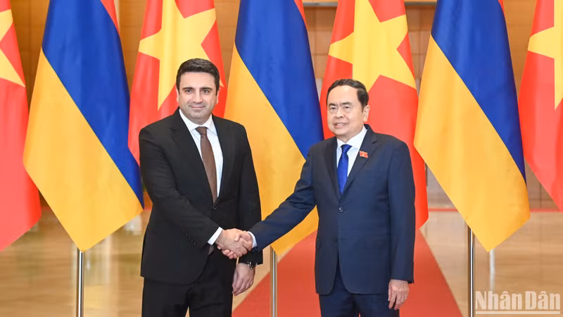 Chairman of the Vietnamese National Assembly (NA) Tran Thanh Man (right) and his Armenian counterpart Alen Simonyan. (Photo: NDO)