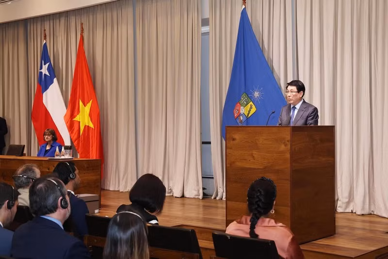 Vietnamese State President Luong Cuong delivers a policy speech at the University of Chile on November 12. (Photo: VNA)