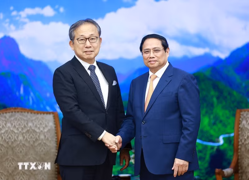 PM Pham Minh Chinh (R) and outgoing Japanese Ambassador to Vietnam Yamada Takio. (Photo: VNA)