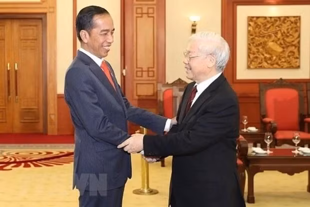 Party General Secretary Nguyen Phu Trong welcomes Indonesian President Joko Widodo during the latter’s visit to Vietnam in September 2018. (Photo: VNA)