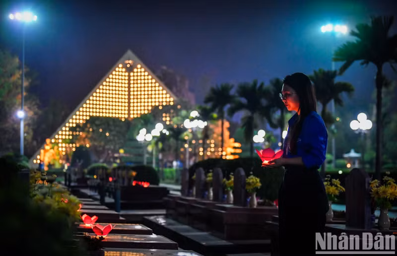 Candles lit to commemorate fallen soldiers in Dien Bien Phu battle (Photo: NDO)