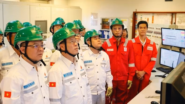 President Vo Van Thuong meets staff of Cuu Long Joint Operating Company (Photo: VNA)