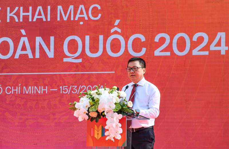 Member of the Party Central Committee (PCC), Editor-in-Chief of Nhan Dan (People) Newspaper, Deputy Head of the PCC Commission for Communication and Education, and Chairman of the Vietnam Journalists’ Association Le Quoc Minh addresses the opening ceremony