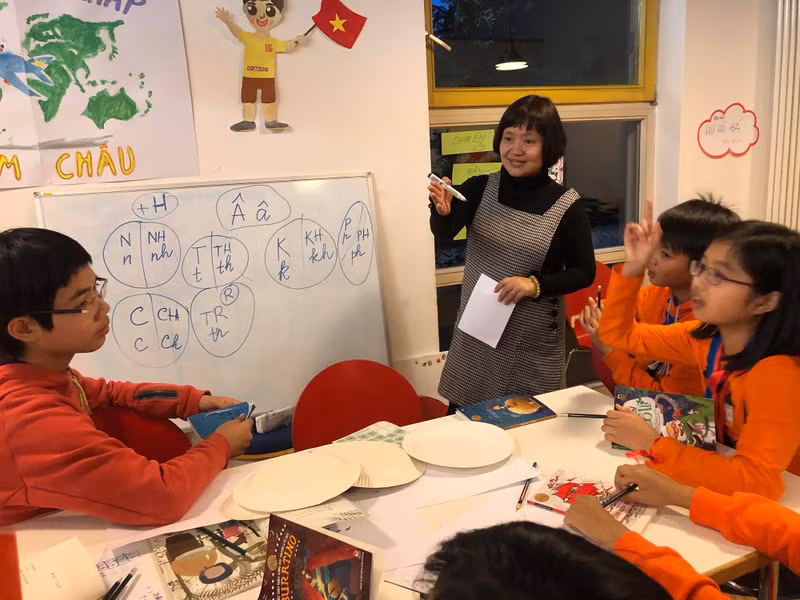 Dr. Nguyen Thuy Anh teaching Vietnamese language to students in Germany. (Photo: Nguyen Thuy Anh’s Files)