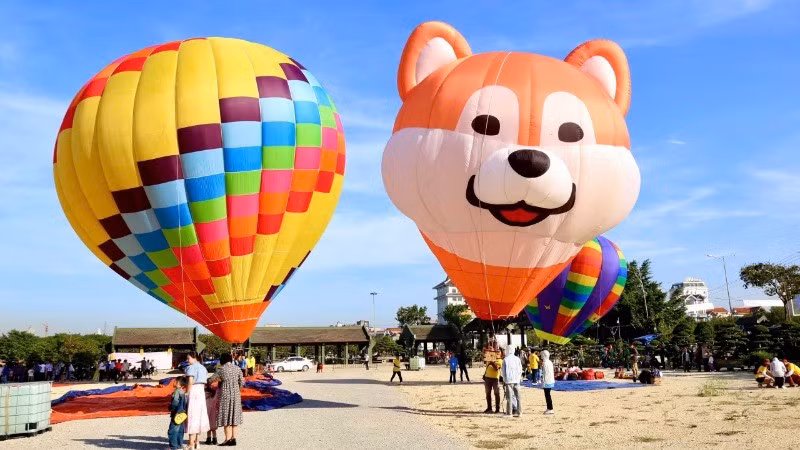 Trang An - Cuc Phuong Hot Air Balloon Festival attracts crowds in Ninh Binh 