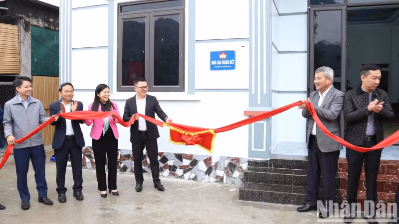 Delegates at the hand-over ceremony of a social house to family of Dinh Van Tinh in Na Va Hamlet, Thuong Lam Commune, Lam Binh District.