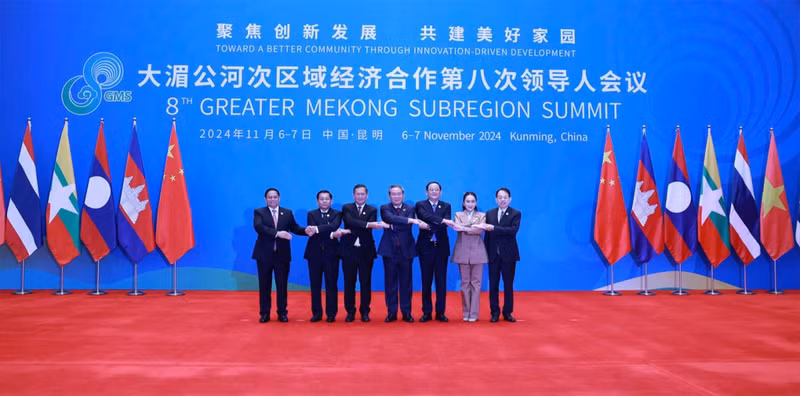 Chinese Premier Li Qiang (C) welcomes heads of delegations to the 8th Greater Mekong Sub-region (GMS) Summit (Photo: baoquocte.vn)