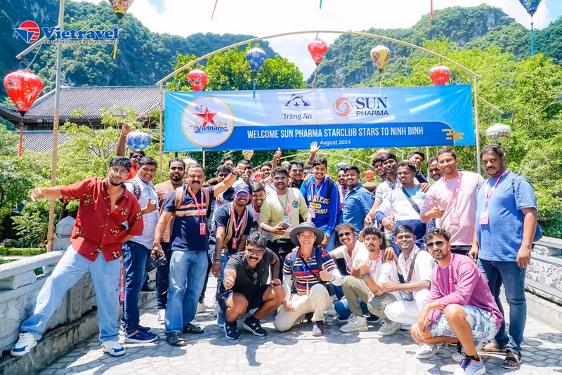 Employees of Sun Pharma welcomed at Trang An Scenic Landscape Complex during their MICE trip to Vietnam in August 2024 (Photo: Viettravel) Employees of Sun Pharma welcomed at Trang An Scenic Landscape Complex during their MICE trip to Vietnam in August 2024 (Photo: Viettravel)