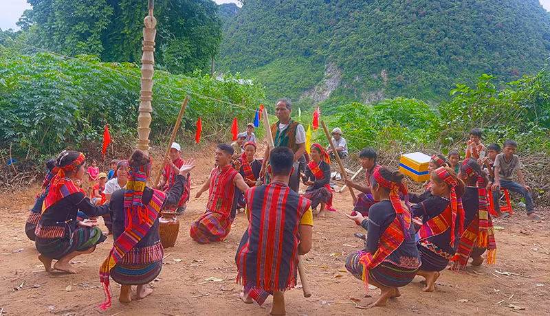 The festival is celebrated annually on the 12th day of the seventh lunar month by the B’ru Van Kieu ethnic community to honour the traditional slash-and-burn agriculture. (Photo: bdt.quangbinh.gov.vn)