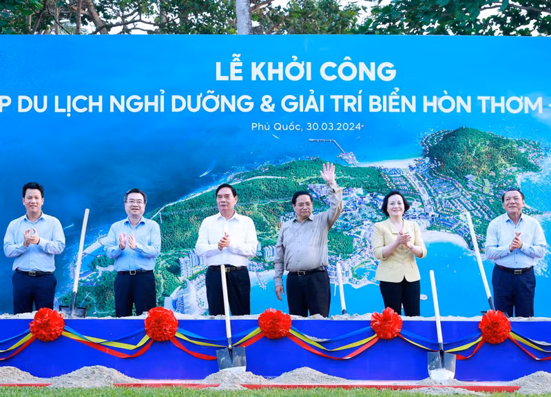 Prime Minister Pham Minh Chinh and delegates at the ground-breaking ceremony (Photo: VNA)