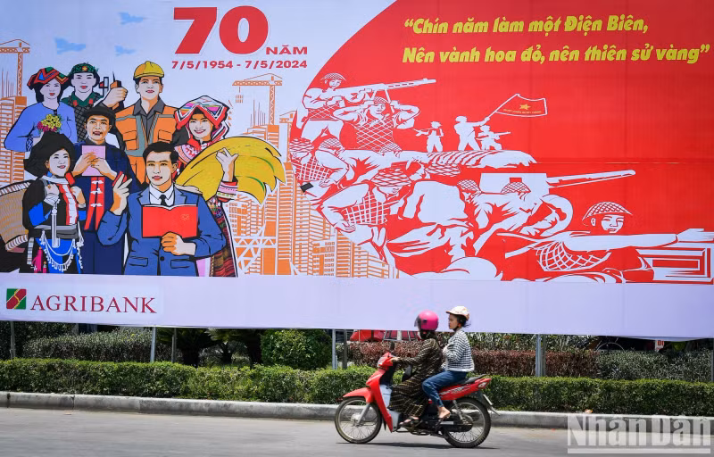 A giant poster featuring two verses written by poet To Huu praising the Dien Bien Phu Victory was set up in downtown Dien Bien Phu City.