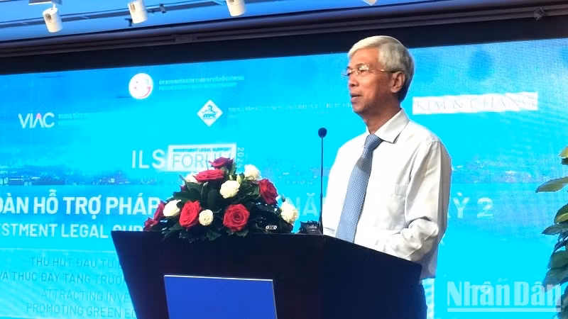 Vice Chairman of the Ho Chi Minh City People's Committee Vo Van Hoan speaking at the forum 
