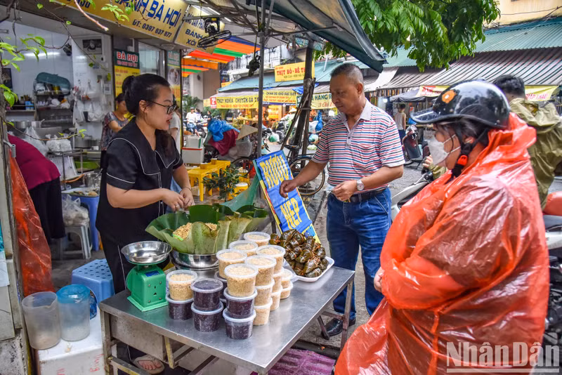 The most shopped for goods at the market on this day included fruits like lychee and plum, ‘ruou nep’ (fermented glutinous rice), and ‘banh gio’ (cake made of sticky rice and soaked in ash water).