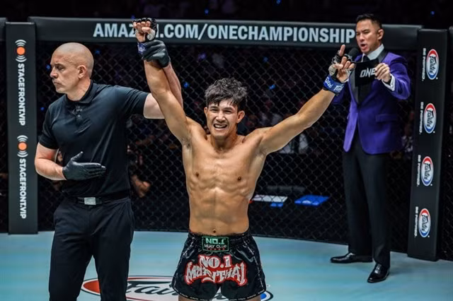Nguyen Tran Duy Nhat is announced the winner of the flyweight match against Johan “Jojo” Ghazali at the ONE Championship 167 event on June 8 in Bangkok, Thailand. (Photo: webthethao.vn)