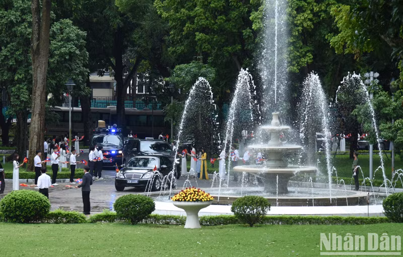 The high-ranking delegation of the Lao Party and State welcomed at the Government Office. The high-ranking delegation of the Lao Party and State welcomed at the Government Office.