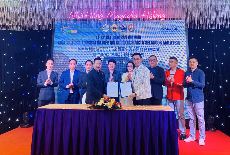 Victoria Tourism and Malaysia's Chinese Tourism Association sign a memorandum of understanding, establishing a long-term cooperative relationship between the two sides to promote tourist destinations in Quang Ninh province (Photo: baoquangninh.vn)